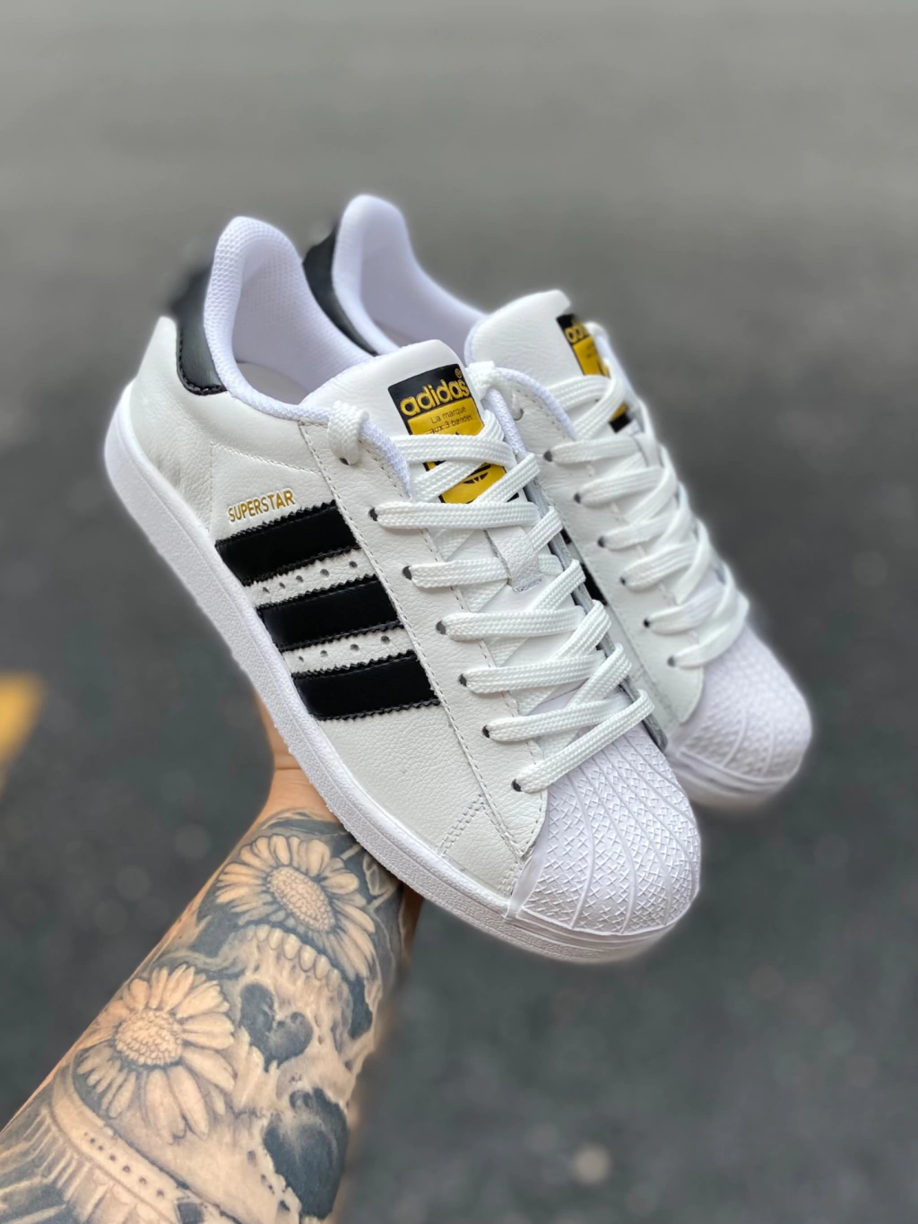 Tenis Adidas Super Star Branco e Preto Gripho Shoes